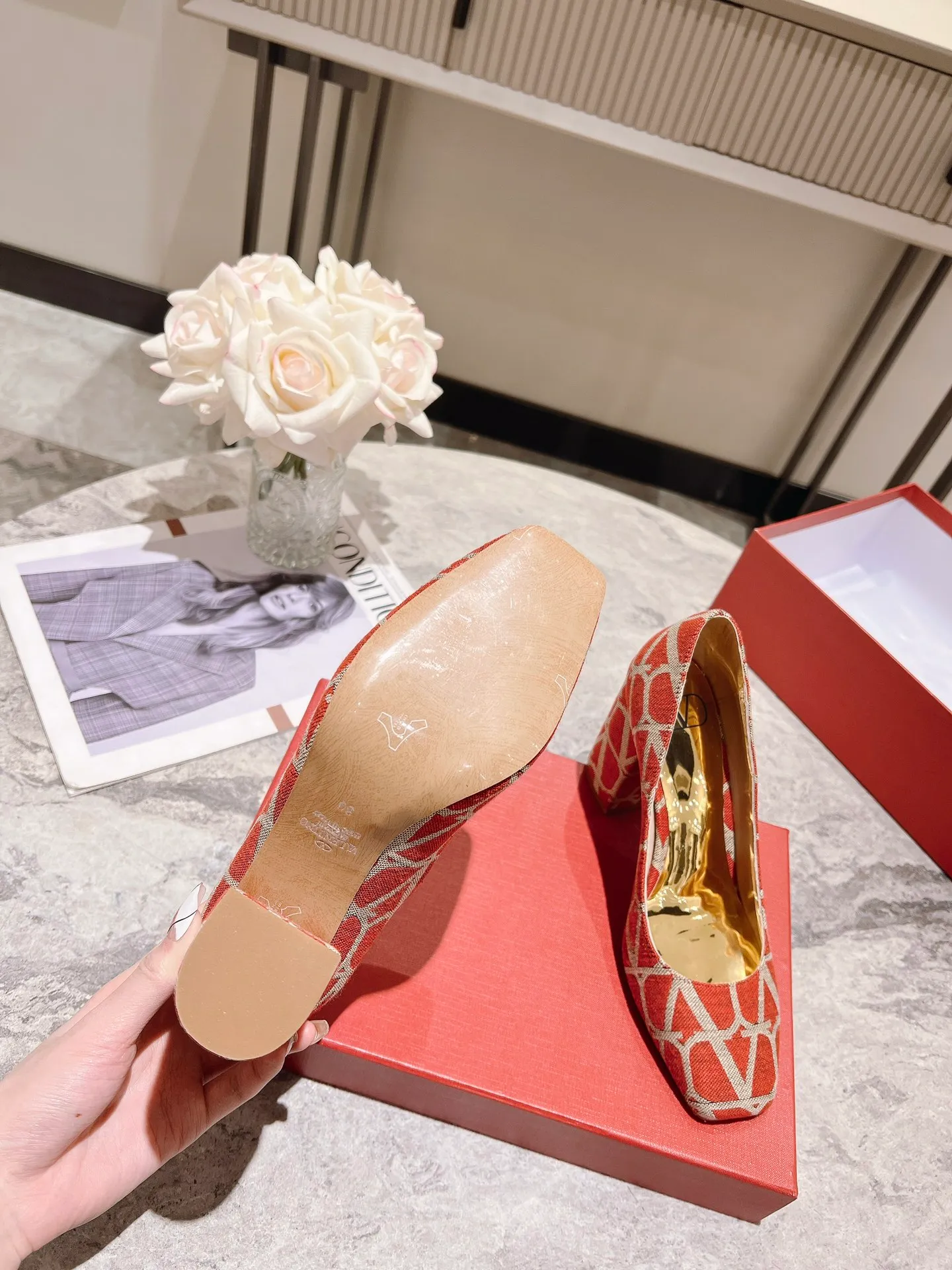 👟👟Ex-factory price 440👟👟 Genuine leather sole +40 Top version 𝑉𝐴𝐿𝐸𝑁𝑇𝐼𝑁𝑂 Valentino new spring and summer women's 5⃣️ color spring shoes. The unique [V logo fabric print pattern] brings out a full sense of high-end, and the new season will live up to expectations! Worth buying★Absolutely high-grade❥Original method, Absolutely sensual❥Elegant style, creating a different feeling, simple and elegant style!  Code number: 35-41 (34-42 customized) Fabric: Fabric printed cloth Lining: Sheepskin lining Heel height: 6cm～8.5cm2⃣️ options Leather outsole Rubber outsole